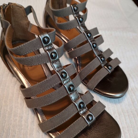 Shoes, sandals, Metallic, Brand: Euro soft by Soffi, Size 6 - Picture 1 of 4